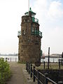Bremen Leuchtturm Einfahrt Handelshaefen.jpg