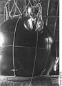 Bundesarchiv Bild 102-10379, Prof. Auguste Piccard mit Forschungsballon.jpg