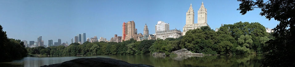 Central Park im Jahr 2004. Auffällig sind die Zwillingstürme des San Remo. Zwei Häuser links daneben das berühmte The Dakota