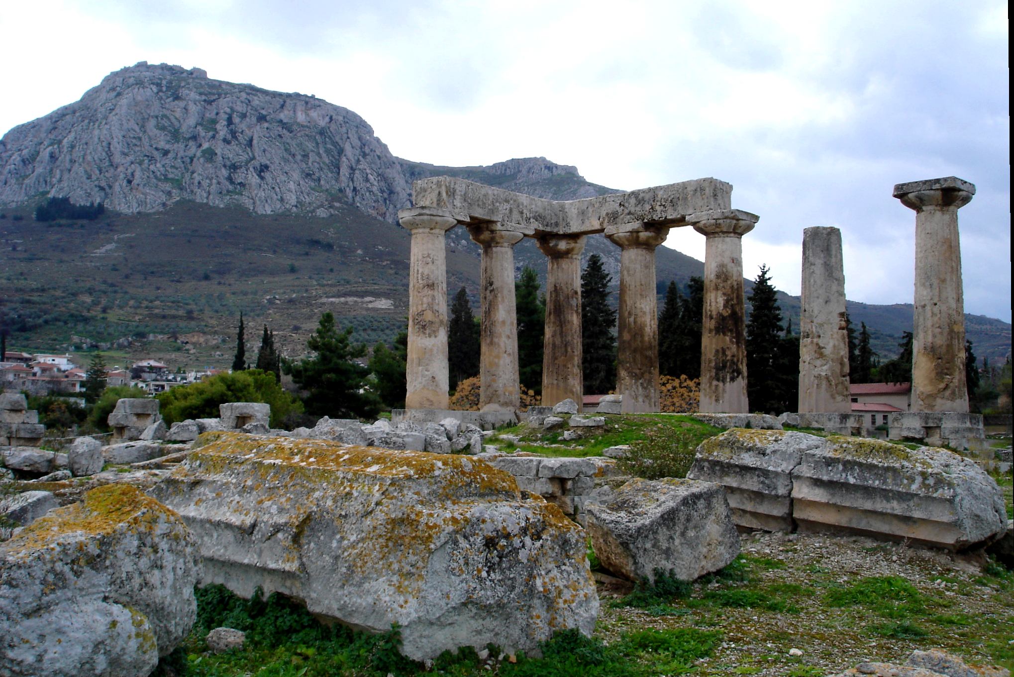 Apollon_Tempel_im_antiken_Korinth.jpg