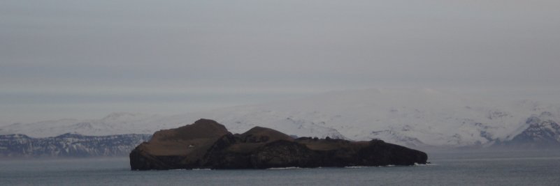 Ellidaey mit Eyjafjallaj kull im Hintergrund Ellidaey mit Eyjafjallaj kull im Hintergrund