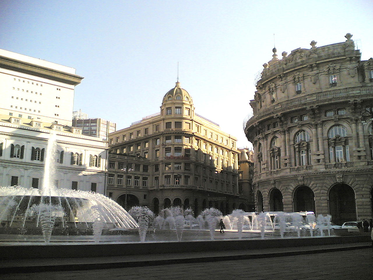 Genova-Piazza_De_Ferrari-angolo.jpg