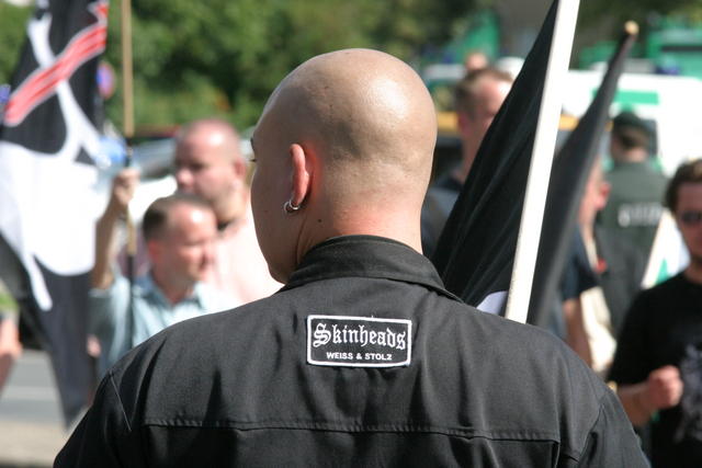 http://de.academic.ru/pictures/dewiki/78/Neonazi-skinheads-weiss-und-stolz.jpg