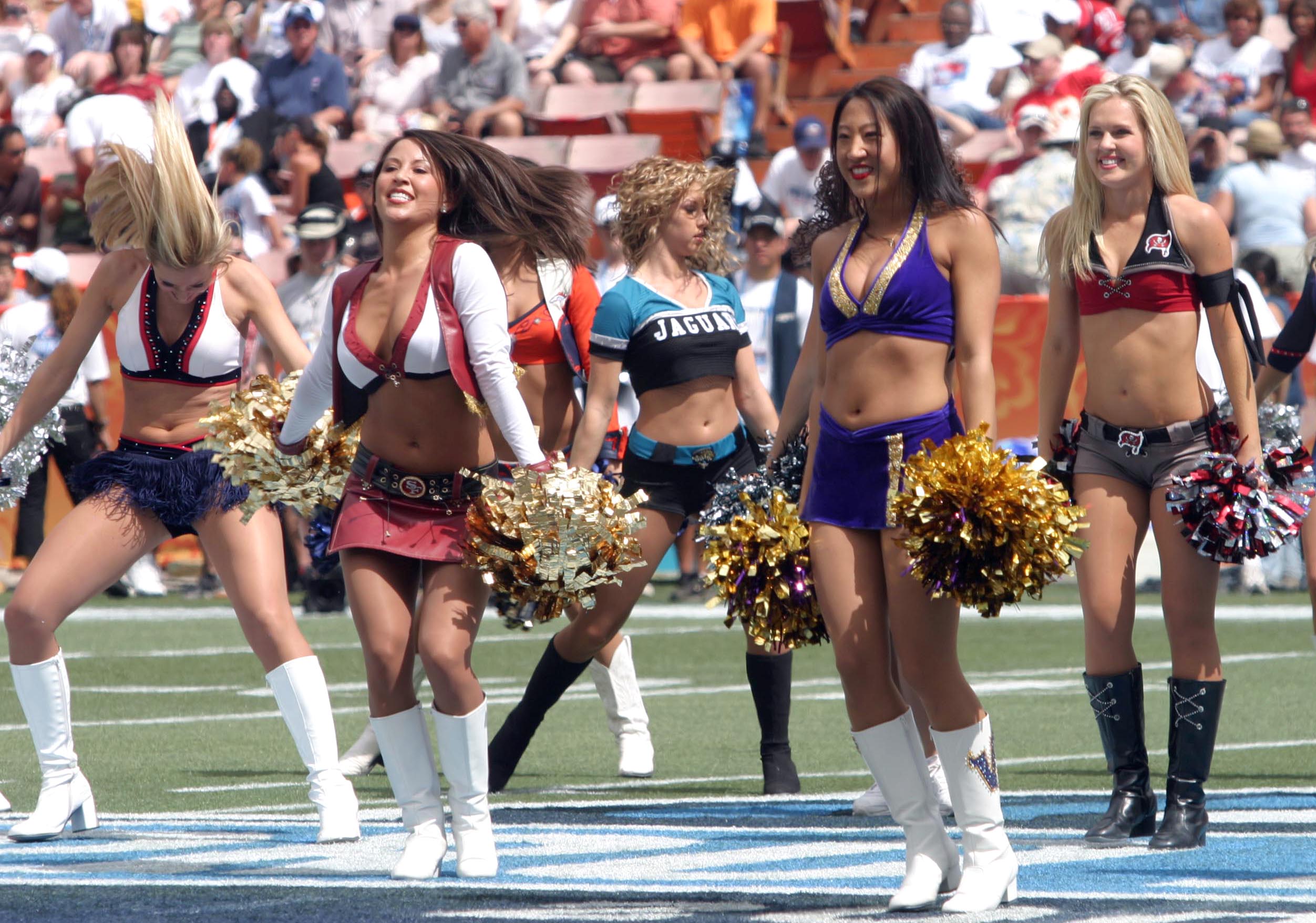 http://de.academic.ru/pictures/dewiki/80/Pro_Bowl_2006_cheerleaders.jpg