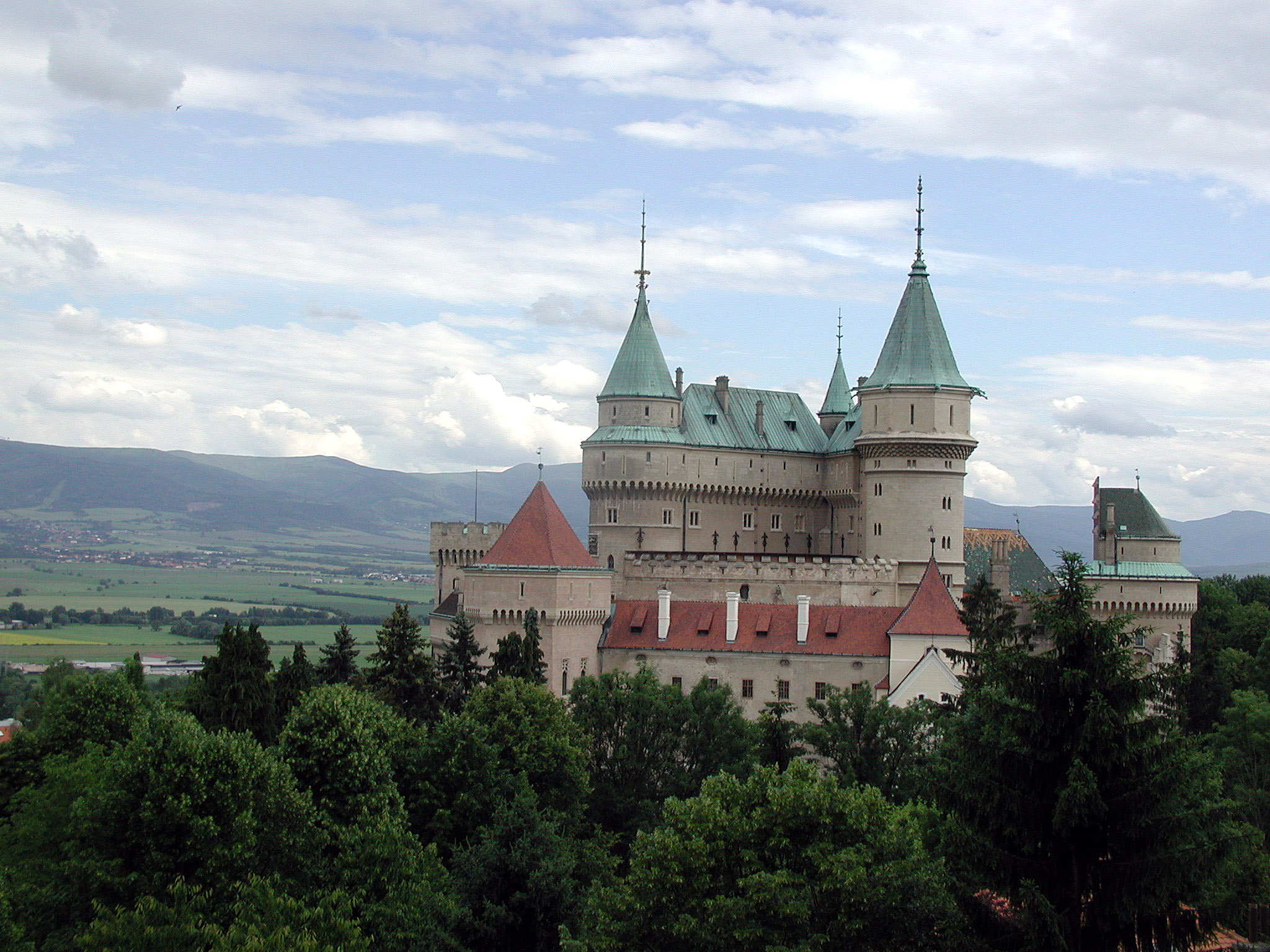 Slovakia_Bojnice_Castle_2004_hires.jpg