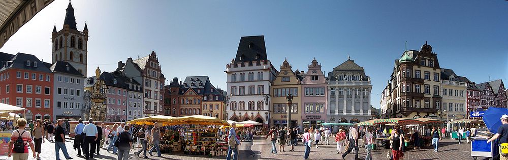 Hauptmarkt mit St. Gangolf (links), Petrusbrunnen, Steipe und Marktkreuz (Bildmitte)