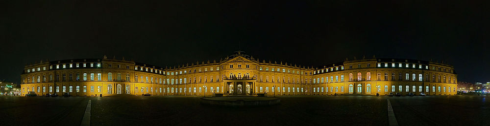 Panoramabild im Ehrenhof des Neuen Schlosses bei Nacht