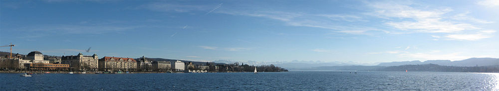 Panorama mit Zürichsee und Alpen vom Bürkliplatz aus gesehen (683284 / 246642)47.3653618.541194408