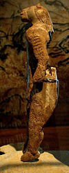 “Löwenmensch“ aus der Altsteinzeit, gefunden in der Karsthöhle Hohlenstein-Stadel im Lonetal bei Asselfingen