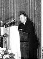 Präsident des Verfassungsschutz Otto John bei seiner Pressekonferenz in Ost-Berlin