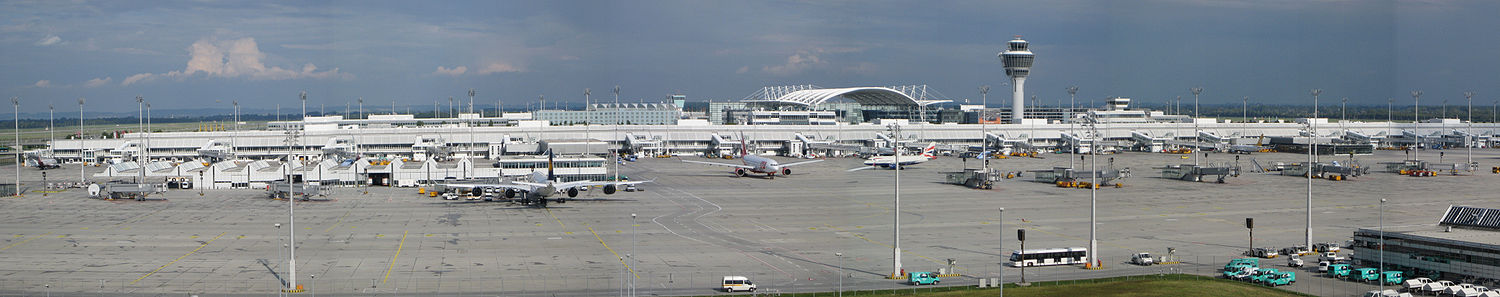 Flughafen München, im Vordergrund das Rollfeld mit Terminal 1, im Hintergrund der Tower, links davon das Dach des München Airport Centers (MAC)