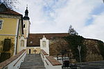 Kath. Pfarrkirche hll. Peter und Paul und Wehrmauer mit Türmen
