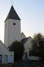 Ostseite der historischen Kirche mit Chor und Wehrturm