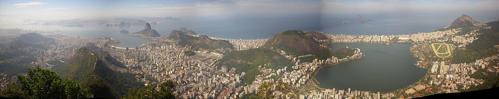 Blick vom Corcovado über das Zentrum, Botafogo, den Zuckerhut, Copacabana und Ipanema