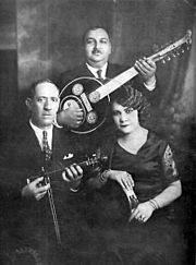 "Foto eines Trios des Smyra-Stils (1932)