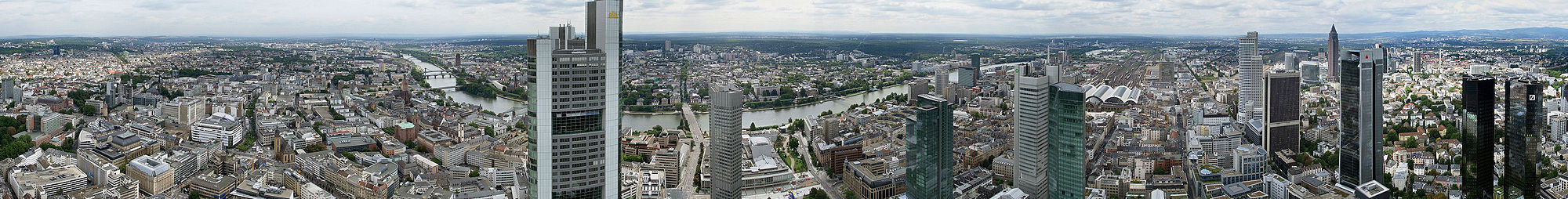 Panoramaansicht vom Maintower. Die Blickrichtungen sind Osten (links), Süden (Bildmitte) und Westen (rechts).