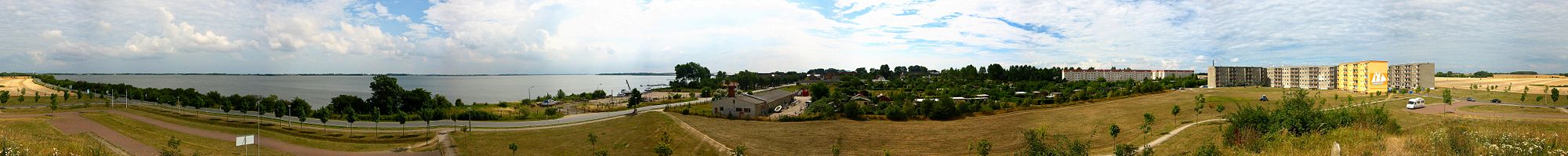Panoramablick über den Wieker Bodden und Dranske. Von einem kleinen Hügel am östlichen Ortsausgang
