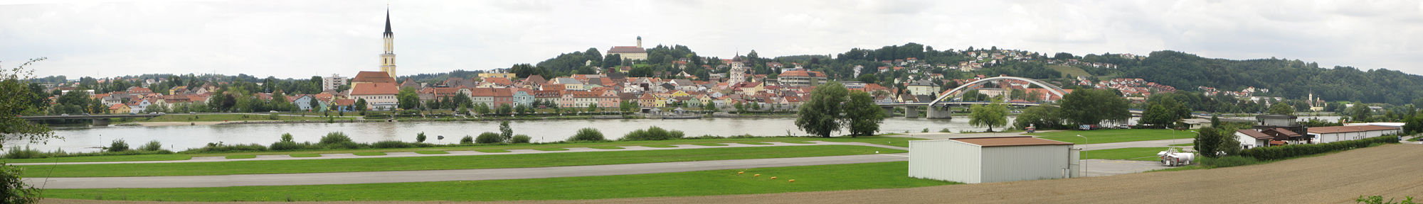 Der Verkehrslandeplatz Vilshofen mit der Donau und der Stadt Vilshofen im Hintergrund