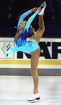 Zoya Douchine zeigt die Biellmann-Pirouette bei ihrer Kür der Deutschen Meisterschaften im Eiskunstlauf 2001 in Oberstdorf