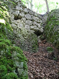 Bild 1: Der letzte Mauerrest der Burg in einer Felsspalte