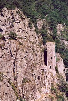 Der alte Wehrturm liegt im Ort Borne hoch über dem Fluss