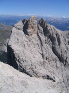 Doppelgipfel der Furchetta (rechts kleine Furchetta) vom Aufstieg zum Sass Rigais aus gesehen. Links der oberste Teil der Nordwand.