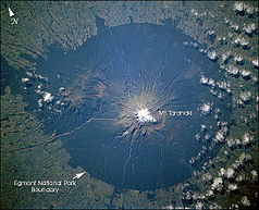 Egmont Nationalpark auf einer Satellitenaufnahme der NASA von 2002. Der dunkelgrüne Rand markiert die Grenze des Parkes zum umgebenden Farmland