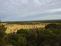 Pinnacles Lookout: Blick über die Pinnacles Desert und Banksia-Buschland zur Küste bei Cervantes