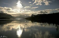 Blick vom Ufer des Sees Laitaure in den Sarek-Nationalpark, ins Rapadalen mit den Bergen Tjåkkeli und Skierffe