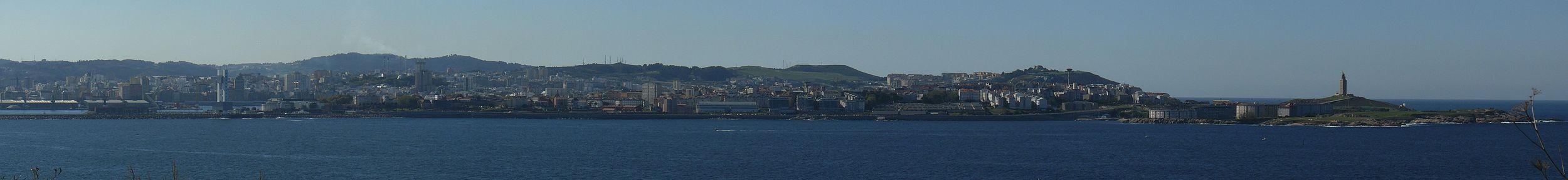 Panorama von A Coruña, aufgenommen vom Leuchtturm von Mera. Blick vom Castillo de San Anton bis zum Herkulesturm