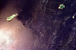 Die Aldabra-Gruppe von der ISS aus gesehen.Links oben Aldabra, darunter Assomption, rechts oben Cosmoledo, rechts außen Astove