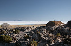 Ortschaft Coquesa mit Blick auf den Salar de Uyuni