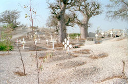 Die benachbarte Friedhofsinsel Diotyo