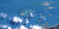 Landsat-Bild der Gruppe (Bildmitte, links)