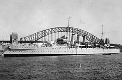 Die HMS Dorsetshire im Jahr 1938 vor der Sydney Harbour Bridge