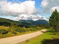 Blick zu den drei Hogs, Straße innerhalb der Ortschaft Hogsback