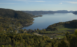 Der Drammensfjord von Hyggen gesehen. Am Horizont der Sund zwischen Verket und Svelvik