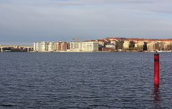 Blick nach Lilla Essingen von Gröndal (links die Brücke des Essingeleden, die gelben Häuser rechts gehören zu Kungsholmen)