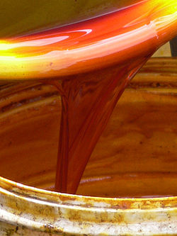 Palmöl; erkennbar ist die rötliche Färbung.
