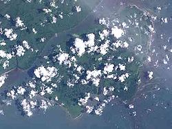 Landsat-Bild von Parama Island(Anm.: unter den Wolken!)