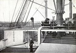 Blick auf Schlingertank an Deck (links vom Offizier)