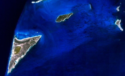 Satellitenbild von Salt Cay (links)