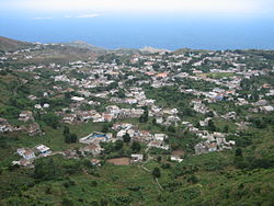 Vila Nova Sintra von einem Aussichtspunkt oberhalb der Stadt gesehen