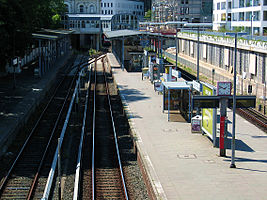 Der Bahnhof Hamburg-Blankenese, im Vordergrund Gleise und Bahnsteige,links hinten das Hauptgebäude mit den Treppenabgängen ausden Achtzigerjahren. Rechts die Neubauten auf dem Gelände des ehemaligen Güterbahnhofes.
