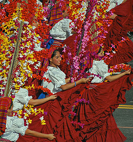 Eine Gruppe Jugendlicher stellen bei dem Umzug, Desfile de las Rosas in Los Angeles die Procesión de las Palmas de Panchimalco dar.