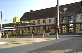 Hauptgebäude mit Busbahnhof