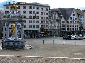 Hauptstrasse mit Rathaus und Klosterplatz (2009)