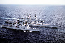 Die Deyo (unten) mit Schlachtschiff Iowa