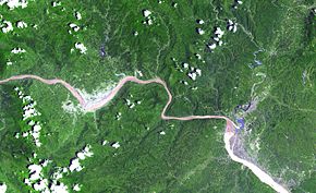 Satellitenbild des Gezhouba-Stausees. Die Staumauer ist im rechten Bilddrittel. Links ist der Drei-Schluchten-Staudamm.