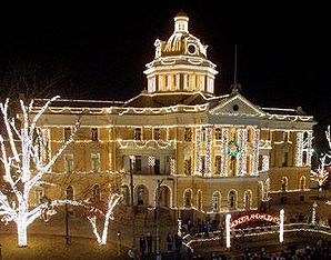 Das ehemalige Harrison County Courthouse in Weihnachtsbeleuchtung, gelistet im NRHP mit der Nr. 77001450[1]